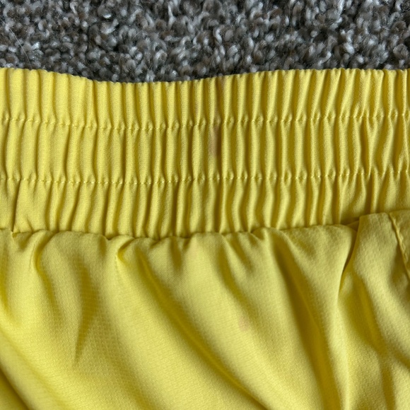 Girlfriend Collective Trail Short | Lemon - Picture 4 of 6